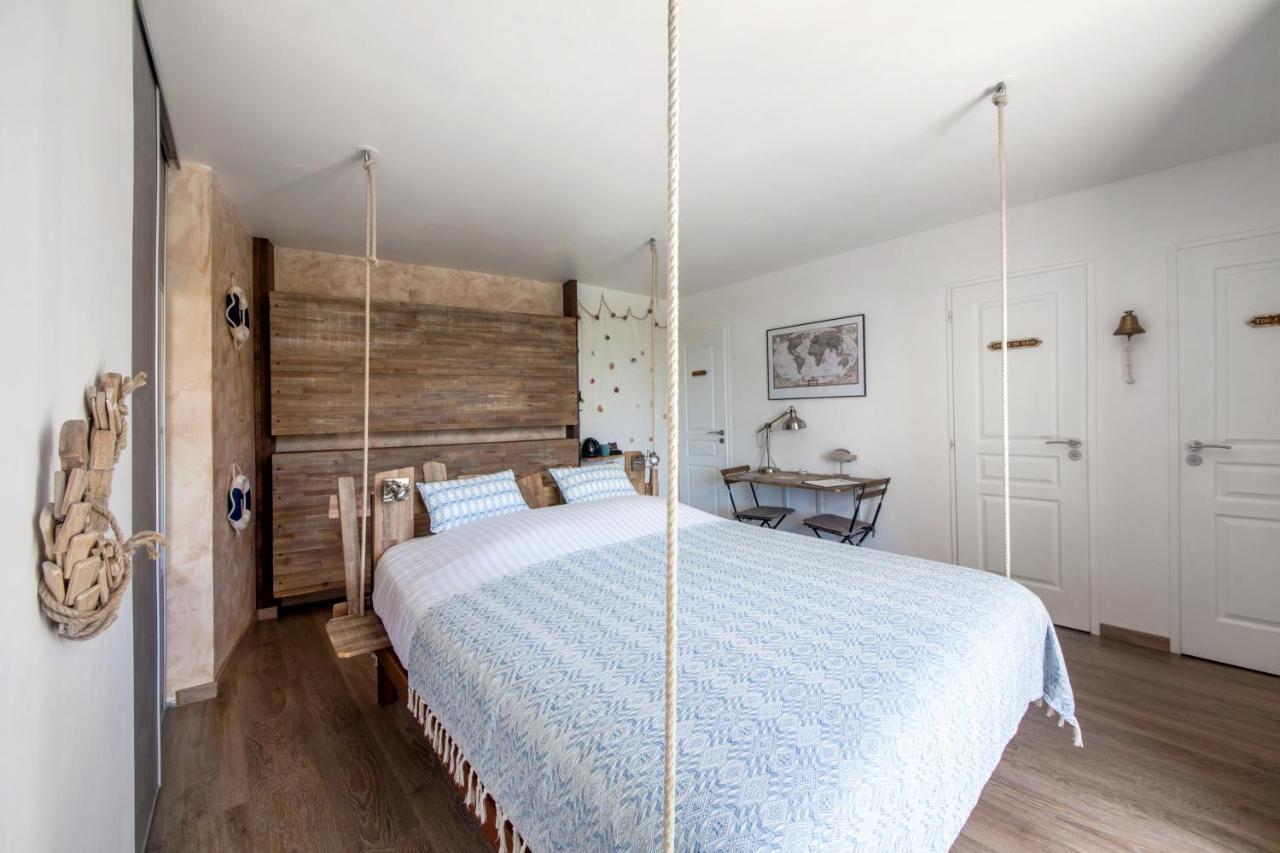 Deluxe Double Room with Side Sea View